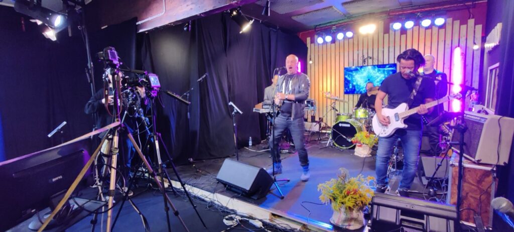 Kamera ja bändi livestriimituotannossa
